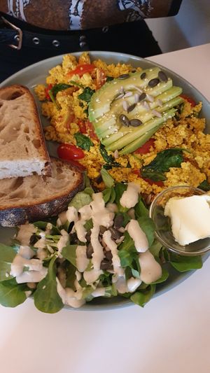 Scrambled Tofu Avocado at Vegan Vibes in Berlin
