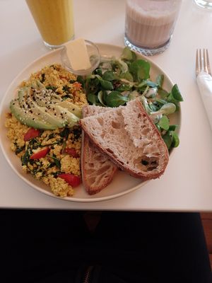Scrambled Tofu mit avocado at Vegan Vibes in Berlin