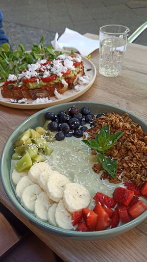 Matcha jogurt bowl at Vegan Vibes in Berlin