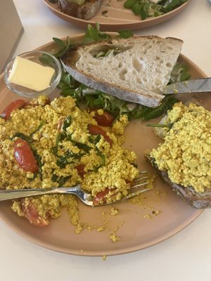 Rührtofu mit Sauerteigbrot  at Vegan Vibes in Berlin