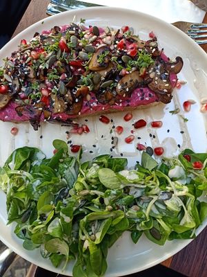 Bread with Beet root humus and mushrooms at Vegan Vibes in Berlin
