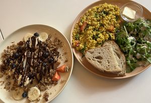 Scrambled Tofu und Beligische Waffel   at Vegan Vibes in Berlin