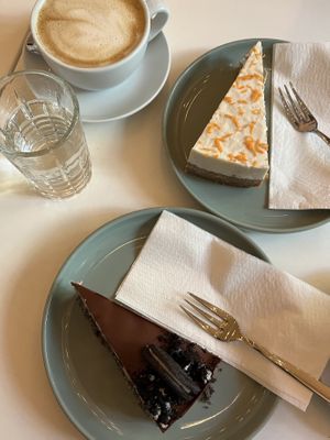 Oreo und Karrotenkuchen  at Vegan Vibes in Berlin