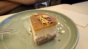 Karamell-Cheesecake (angebissen 😅)  at Vegan Vibes in Berlin