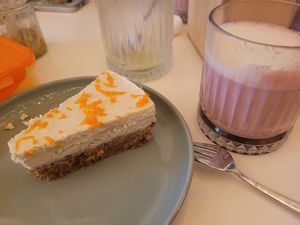 Carrot cake with pink latte at Vegan Vibes in Berlin