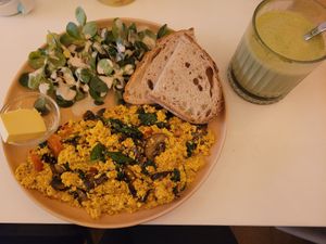 Scrambled tofu and matcha latte at Vegan Vibes in Berlin
