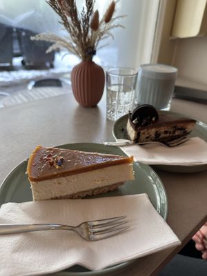 Caramel, gluten- and sugar free cheesecake (left) and Oreo cheesecake (right)  at Vegan Vibes in Berlin