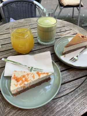 Cakes & drinks  at Vegan Vibes in Berlin