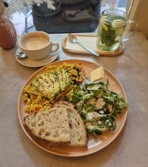 scrambled tofu with extra avocado at Vegan Vibes in Berlin