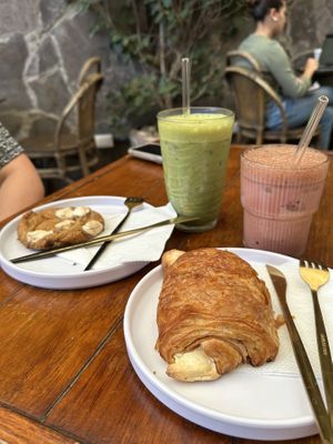 Galleta de smores, matcha, pink chai y croissant de jamón y queso   at Vaina Vegana in Naucalpan De Juarez