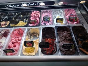 Almost all sorbets (watermelon is NOT vegan) and the 3 versions of the dark chocolate are vegan at Gelato Fratelli in Pula
