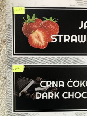 Marked vegan outside and in fridge  at Gelato Fratelli in Pula