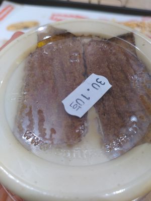 Cheezecake container non compostable :(. The saucer is. at Thunder Vegan - La Latina  in Madrid