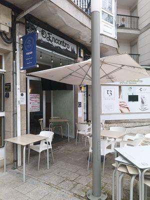 Outdoor area at O Encontro Gastrobar in Pontevedra