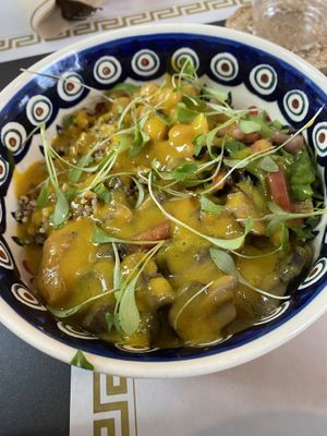 Bob Marley Bowl (Mango curry mushrooms, chickpeas, quinoa, leaf lettuce, diced tomatoes topped with cilantro) #Veganuary at Plants & Poets Cafe in Newark
