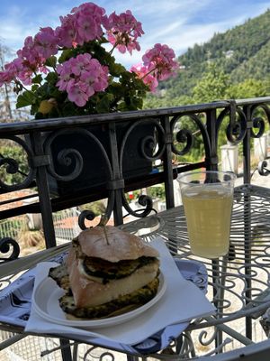 Il panino hummus e zucchine e il zenzerthe  at Il Convivio del Sacro Monte in Varese