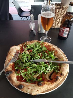 Vegitarian pizza with vegan cheese at Höga Grader in Sala