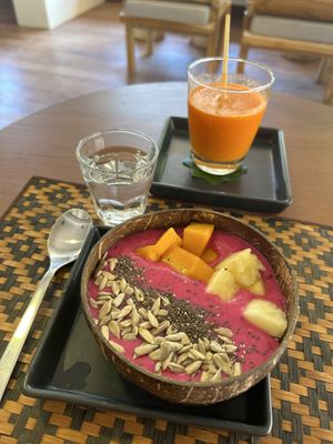 Smoothiebowl and fresh juice  at Grasshopper Cafe in Luang Prabang