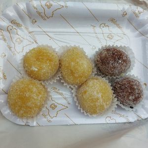 Palline all'arancia and palline al cioccolato at Pasticceria Maria Grammatico in Erice