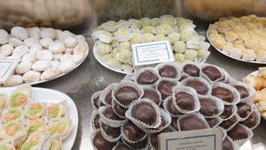 Palline al pistacchio - clearly labeled at Pasticceria Maria Grammatico in Erice