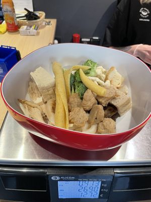 Weighing  at Bowl Maker Society in Cologne