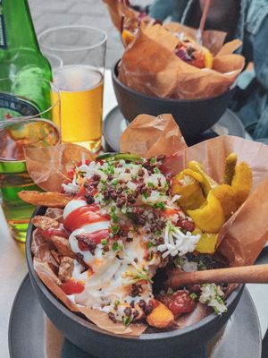 [May 2023] Dutch special (vegan). Spicy ketchup, mayo, onion mix, jewish pickles, nutmeg crumble. at Pom Friterie in Stockholm