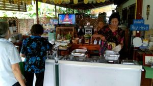 和藹可親的老闆娘 at Baan Chey - บ้านเจ in Nan