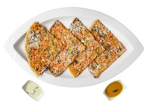 
Pizza Dosa 

Grieß, Linsen und Kichererbsen Mehl Crêpe gefüllt mit Zwiebeln, Tomaten, Paprika, Jalapeños, schwarzen Oliven, Rahmkäse und Käse
 at Dosakingz Indisches Restaurant in Berlin