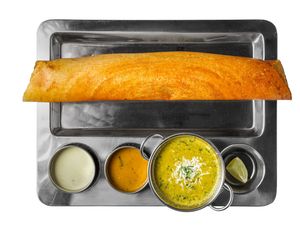 Green Gotala Dosa - 
Grüne Erdnüsse, Zwiebel Curry, Spinat, Rahmkäse, Butter, Grieß, Cheddar-Käse, Linsen  at Dosakingz Indisches Restaurant in Berlin