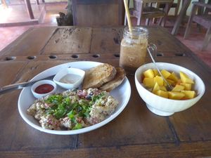 Tofu Scramble, Obstsalat und King Carob Smoothie at Orion Cafe in Koh Phangan
