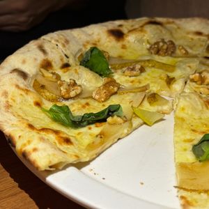 Pera, nueces y gorgonzola ( tenemos también un buen gorgonzola vegano )  at Pizzeria Eden Barcelona in Barcelona