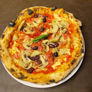 Alcachofa , olivas de calamata, champiñones y salami picante ( vegano o no , según el gusto y preferencia de cada uno )  at Pizzeria Eden Barcelona in Barcelona