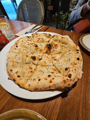 Garlic bread at Pizzeria Eden Barcelona in Barcelona