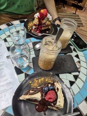 Donauwelle und Himbeer-Zitronen-Kuchen at aevvergreen in Cologne