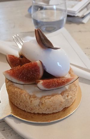 Dolce vegano con crema e fichi at Birgit Patisserie in Dobbiaco