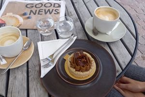 Oat milk cappuccino and vegan tartelet at Birgit Patisserie in Dobbiaco