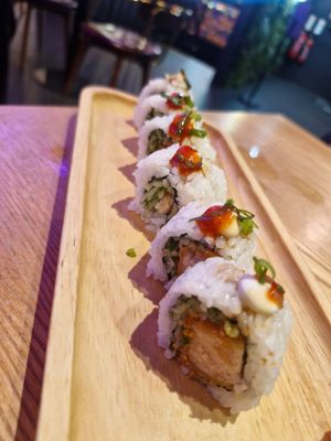 VEGAN TOKYO ROLL
Vegan Chicken filled with cucumber. Topped with vegan mayo and spring onion. Drizzled with sweet chilli sauce at Maki & Ramen in Manchester