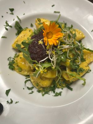 Ravioli mit Pecorino und Feige gefüllt at Restaurant Kastell in Sulz Am Neckar