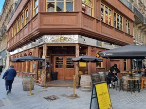 Entrance on corner at Bier Central in Brussels