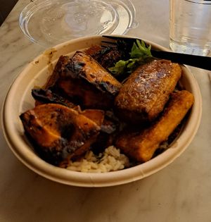 Insalata, riso, carote, patate dolci e tofu croccante at DIG - Upper West Side in New York City