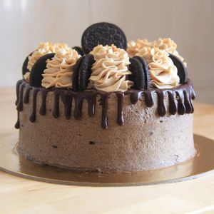 Chocolate cake with peanut butter frosting and cookie frosting at Verão de Abril - Bakery in Porto