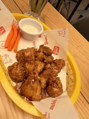 Alitas de no Poio con salsa melocotón    at Melo's in Toluca