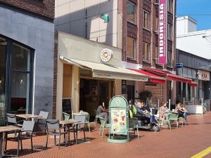 front + outdoor seating at Bagels & Beans in Eindhoven