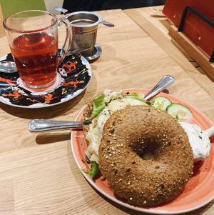 Paddo bagel met bloedsinaasappel thee  at Bagels & Beans in Eindhoven