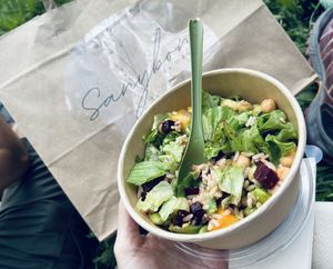 Bowl piccola con: Riso integrale, insalata, avocado,rape rosse, mango, ceci, edamame,granella di mandorle,salsa teriyaki e soia.   at Sanybon in Ortisei