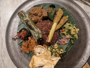 Can't remember what it was called but lots of cute little food parcels you unwrap. Tasted wonderful with lots of different flavors 🤤 
Large plate of food too 😋 at Plant Bistro in Ubud