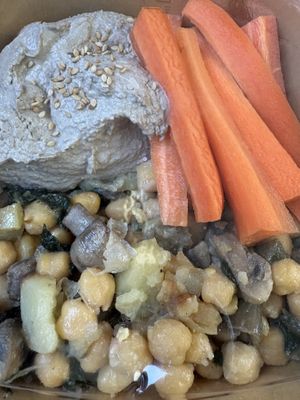 Hummus and legumes   at La Carmanyola in Girona