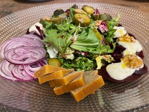 Ensalada de remolacha con queso y atún veganos  at Verdelima in Leon