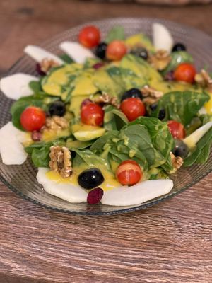 Ensalada de espinacas con vinagreta de fruto de la pasión . at Verdelima in Leon