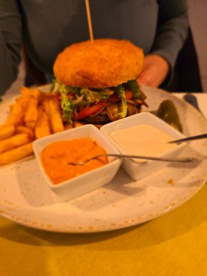 Hamburguesa vegana con patatas y 2 salsas deliciosas.  at Verdelima in Leon